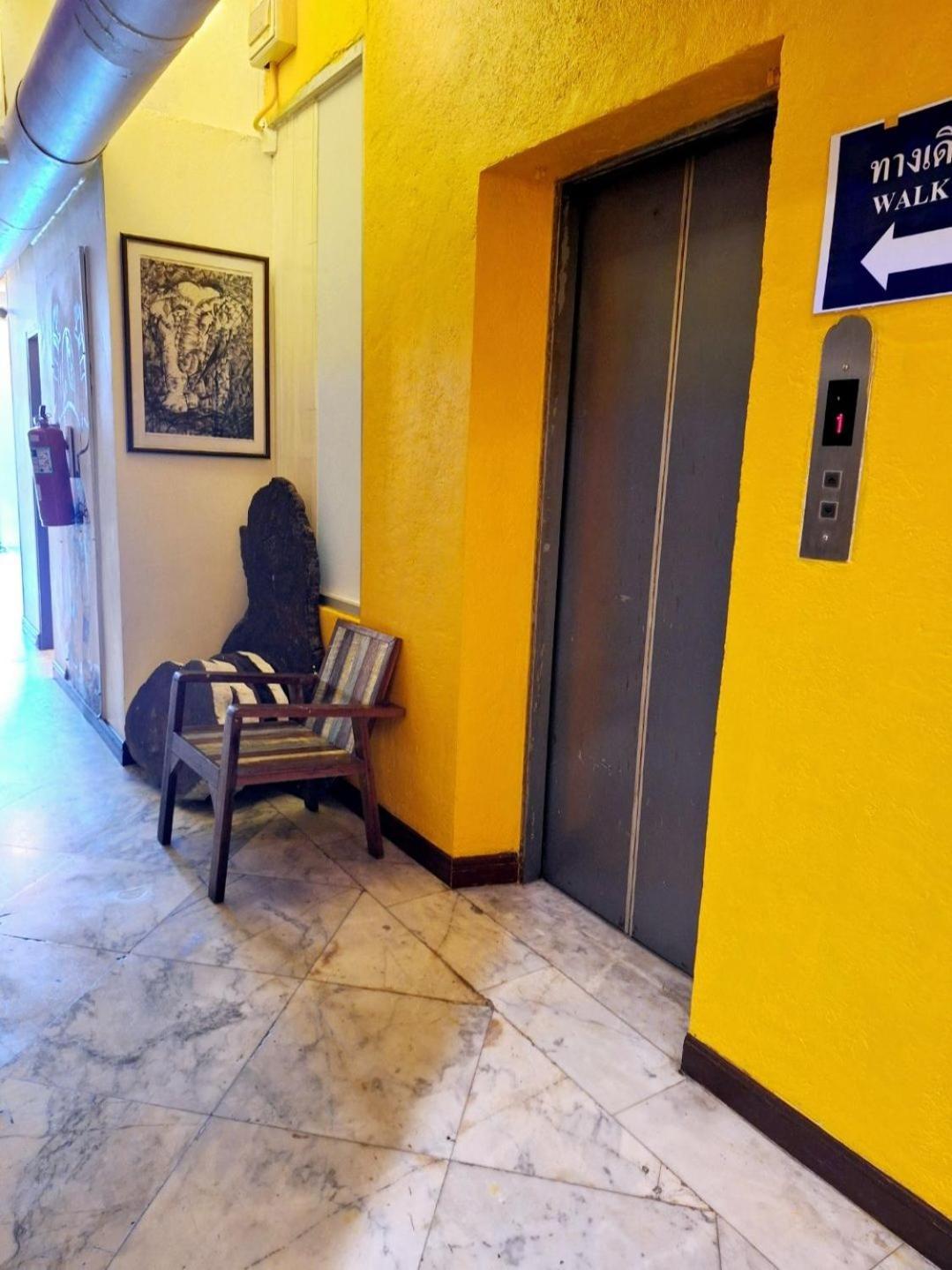 Ddm House Hostel Bangkok Buitenkant foto